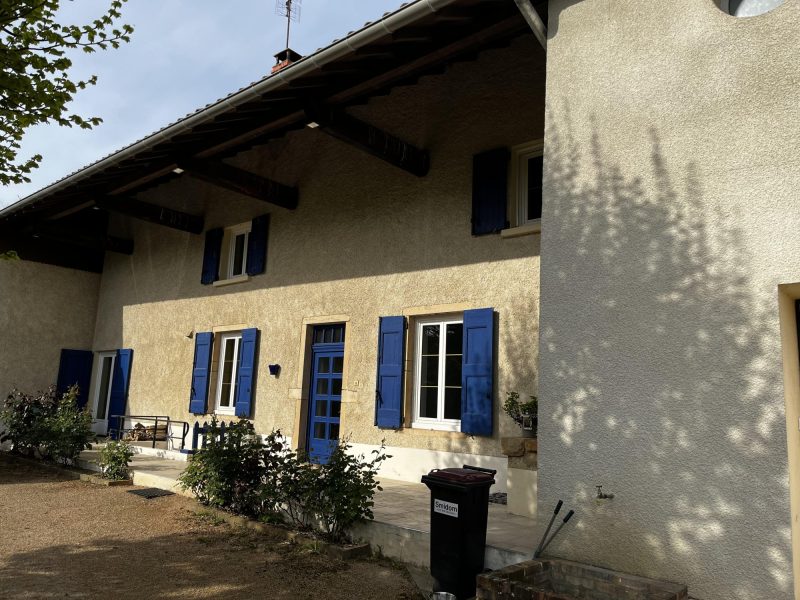 Cloquage des enduits sur soubassement de façade extérieure dû aux remontées capillaires - maison Illiat - Mur-Tronic