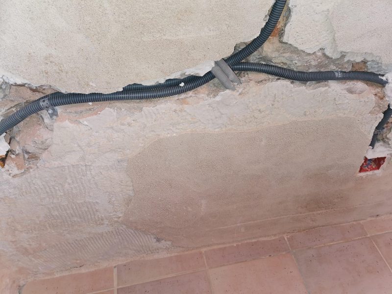 Cloquage des enduits de finition dans la réserve du Château de Balleure à Etrigny - diagnostic humidité Mur-Tronic