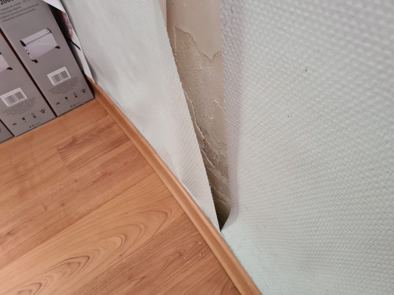 Décollement papiers peints et moisissures bureau direction foyer Auzat Mur-Tronic