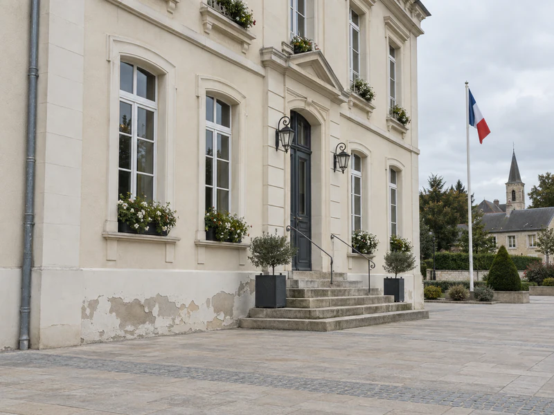 Enduit hydrofuge écaillé en soubassement d'une façade de mairie