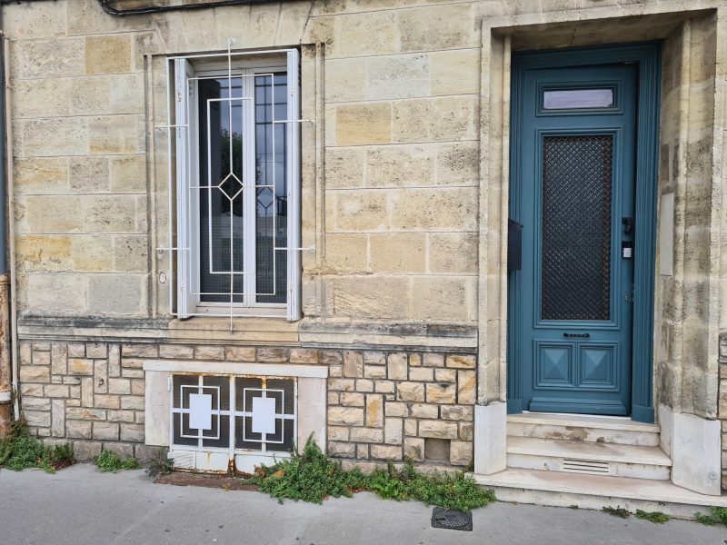 Façade de la bâtisse historique en pierre à Bordeaux traitée contre les remontées capillaires par Mur-Tronic