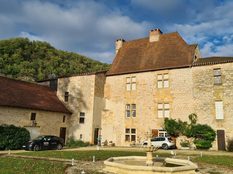 Façade du château de Montayral présentant des dégradations d'enduit liées aux remontées capillaires et aux sels - diagnostic Mur-Tronic