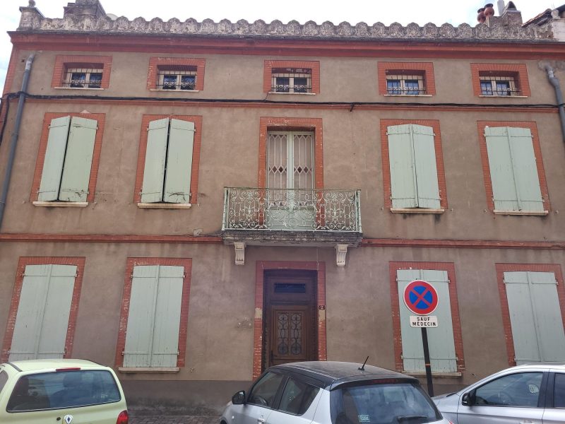 Dégradations sur les enduits en façade liées aux remontées capillaires - maison St Sulpice la Pointe - Mur-Tronic