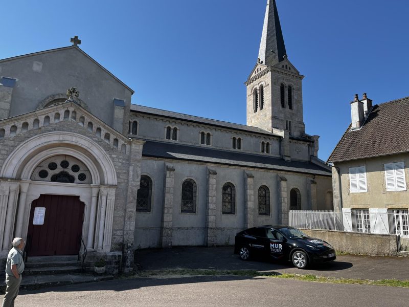Façade de l'église de Saint-Léger-sous-Beuvray présentant des traces d'humidité et d'efflorescences salines traitées par Mur-Tronic