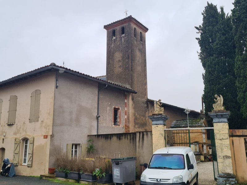 Façade de l'église Saint-Martin à Montans présentant des traces de remontées capillaires et d'efflorescences salines - intervention Mur-Tronic