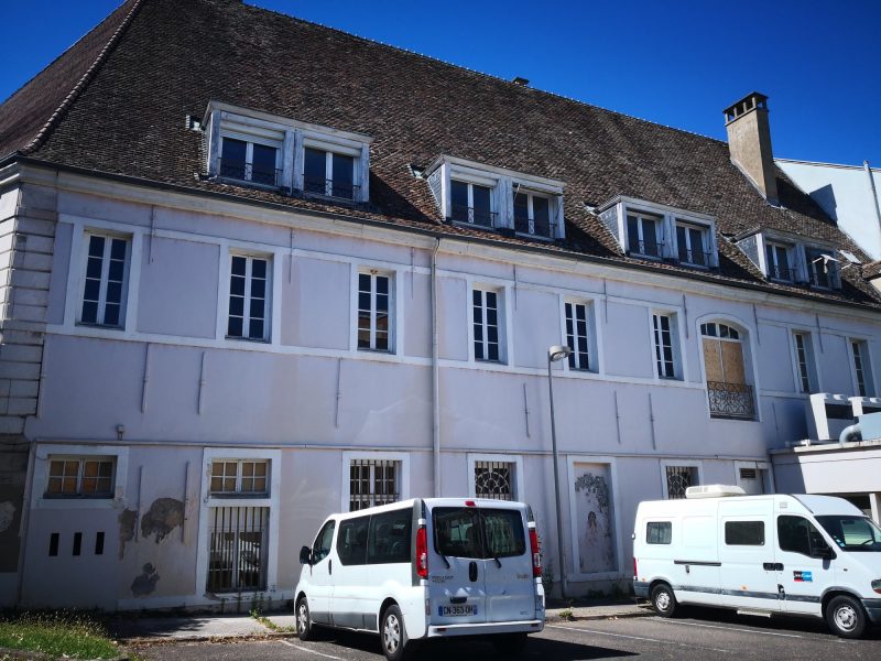 Façade du bâtiment patrimonial de l'île Saint-Laurent à Chalon-sur-Saône présentant des traces d'humidité et de remontées capillaires - Mur-Tronic