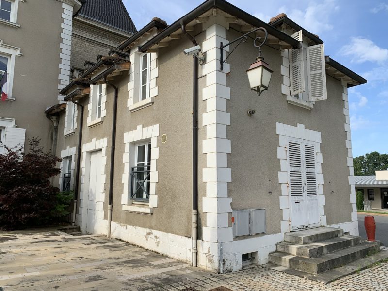 Façade de la mairie de Saint-Georges-de-Reneins présentant des traces d'humidité en pied de mur - diagnostic Mur-Tronic