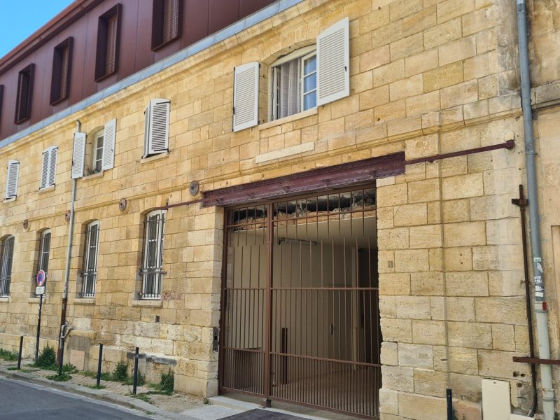 Façade de l'immeuble en pierres historiques bordelaises abritant les locaux KATCHME traités contre les remontées capillaires par Mur-Tronic à Bordeaux