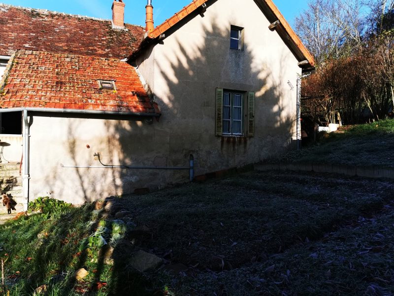 Façade de la maison de Mme L. à Saint-Symphorien-de-Marmagne présentant des traces d'humidité par remontées capillaires - diagnostic Mur-Tronic