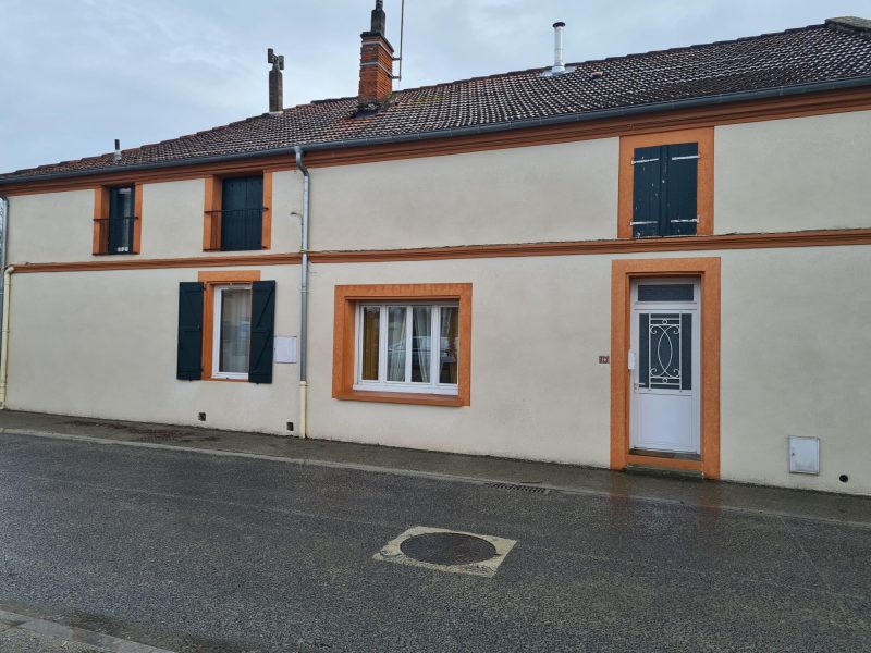 Façade de la maison à Grisolles présentant des dégradations de briques liées aux remontées capillaires - intervention Mur-Tronic