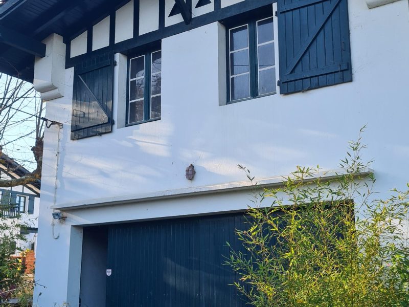 Façade de l'ancien garage en reconversion à Guethary présentant des traces de remontées capillaires et cloquage d'enduit - intervention Mur-Tronic