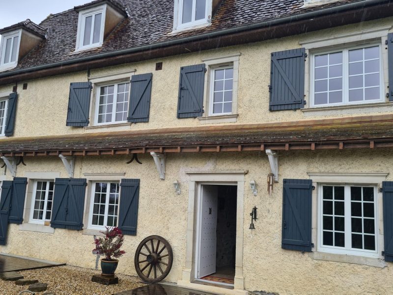 Façade en pierre ancienne avec traces de remontées capillaires et efflorescences salines sur maison à Lanneplaa - traitement Mur-Tronic