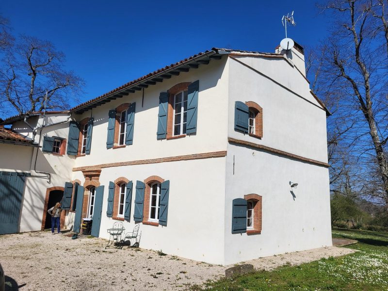 Façade maison avec remontées capillaires à Pechbusque traitée par Mur-Tronic