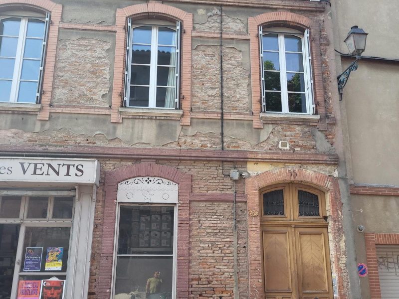 Façade de maison à Toulouse présentant des remontées capillaires - intervention Mur-Tronic
