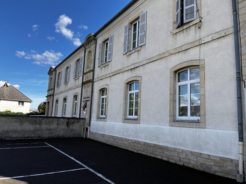 Façade de l'école maternelle de Losne présentant des traces de salpêtre sur soubassement - diagnostic Mur-Tronic