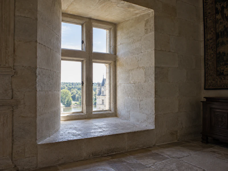 Embrasure de fenêtre dans un mur de château en pierre de taille, épaisseur visible