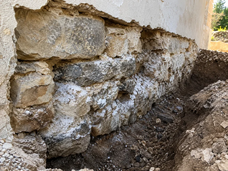 Une poudre blanche apparaît dans l'épaisseur d'un mur sans coupure étanche.