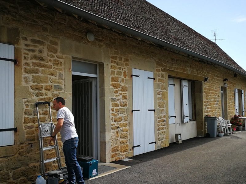 Façade de longère en pierre traitée contre les remontées capillaires à Beaurepaire-en-Bresse par Mur-Tronic