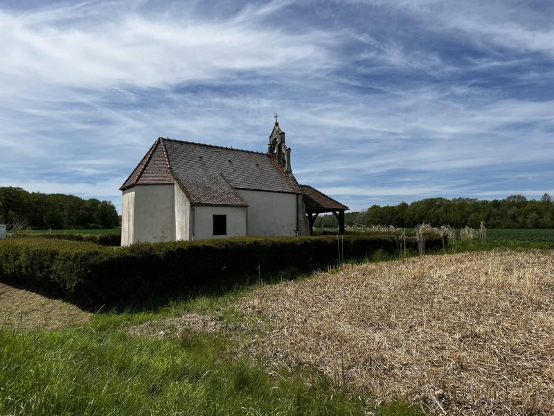 Façade de chapelle affectée par remontées capillaires à Bessey-lès-Cîteaux traitée par Mur-Tronic