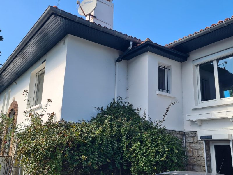 Façade maison basque avec remontées capillaires traitées à Ciboure par Mur-Tronic