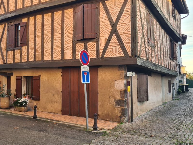 Façade avec traces d'humidité et cloquage des enduits à Clairac traitée par Mur-Tronic