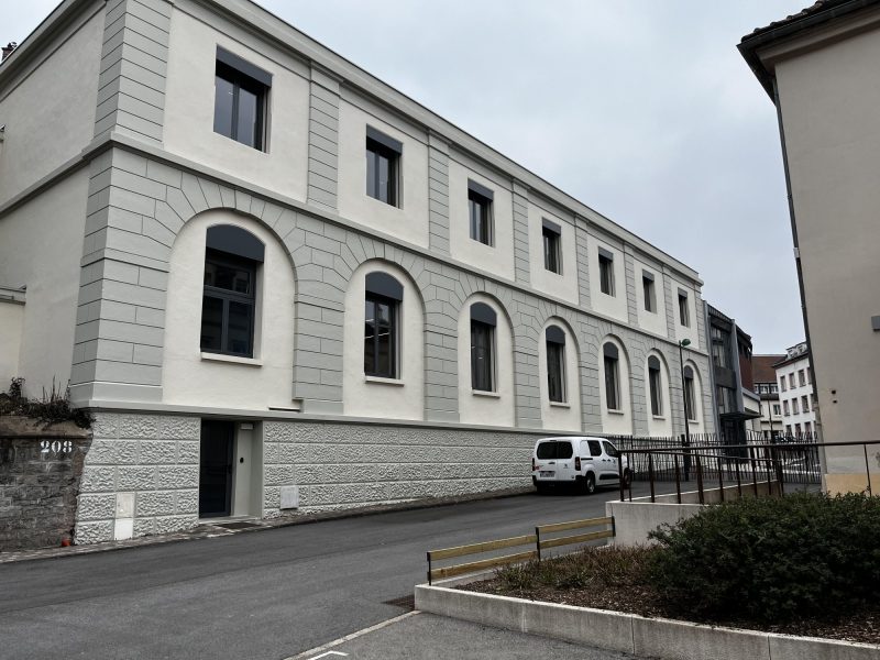 Vue de la façade du bâtiment Clemenceau du collège Centre au Creusot montrant les traces d'humidité ascendante - diagnostic Mur-Tronic