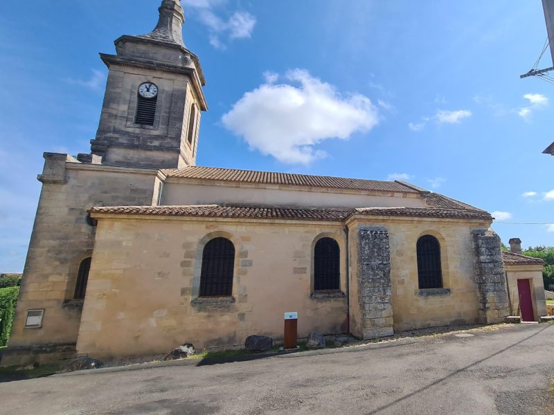Façade de l'église Saint-Pierre de Gauriac présentant des traces de remontées capillaires et d'efflorescences salines traitées par Mur-Tronic