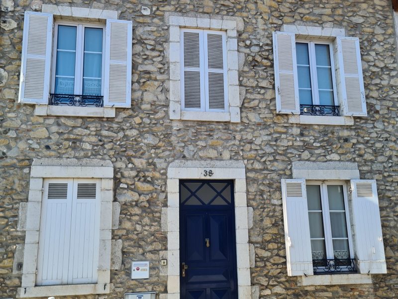 Façade de maison en pierres historiques à Dax présentant des traces de remontées capillaires et cloquage d'enduits traités par Mur-Tronic