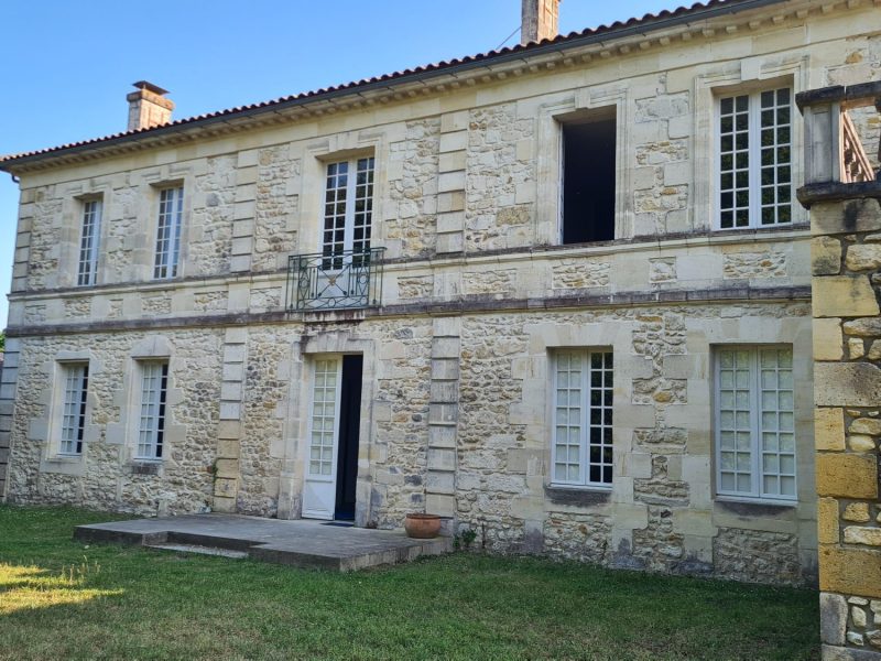 Façade en pierres historiques présentant des efflorescences salines et cloquages d'enduits dus aux remontées capillaires - maison Valeyrac - Mur-Tronic
