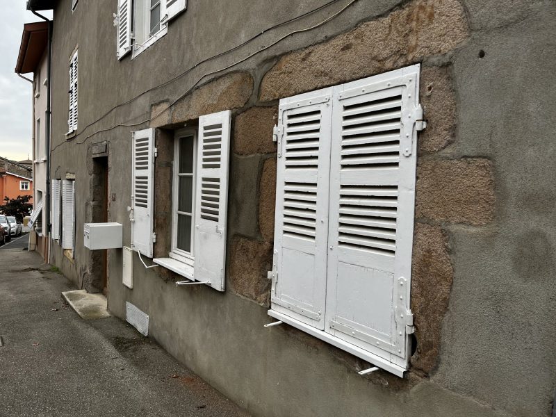 Façade de maison en pierre à St Laurent de Chamousset présentant des remontées capillaires visibles - diagnostic Mur-Tronic