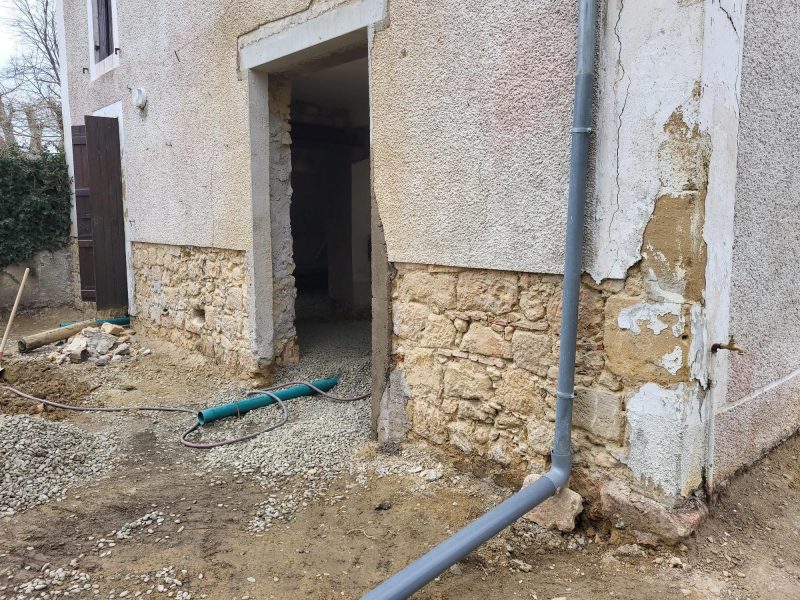Façade de maison à Tillac présentant des remontées capillaires et un cloquage des enduits traités par Mur-Tronic