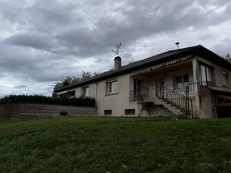 Façade extérieure avec traces de remontées capillaires et efflorescences salines sur maison à Tossiat - Mur-Tronic