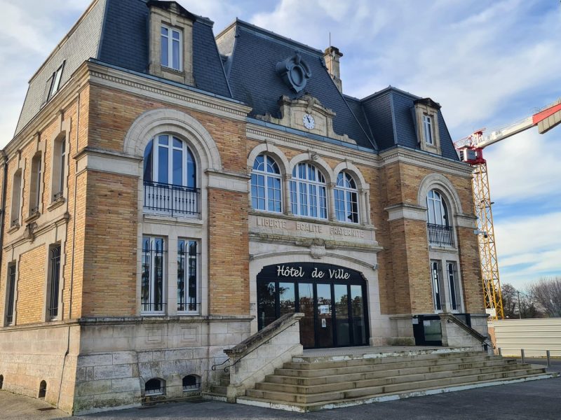 Façade bâtiment municipal avec traces de remontées capillaires à Gujan-Mestras traitées par Mur-Tronic