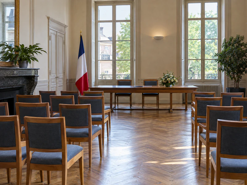 Salle des mariages ou des actes d'une mairie, murs anciens, lumière calme