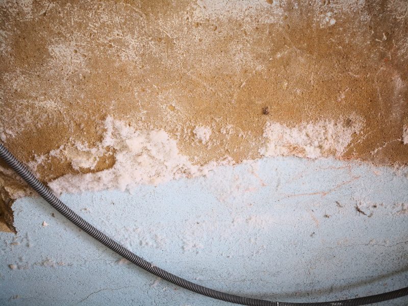 Présence de salpêtre sur les murs intérieurs de la chambre en rénovation à Varennes-Saint-Sauveur - diagnostic Mur-Tronic
