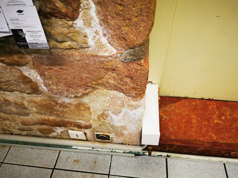 Salpêtre sur joints de pierres mairie Tournus traité par Mur-Tronic