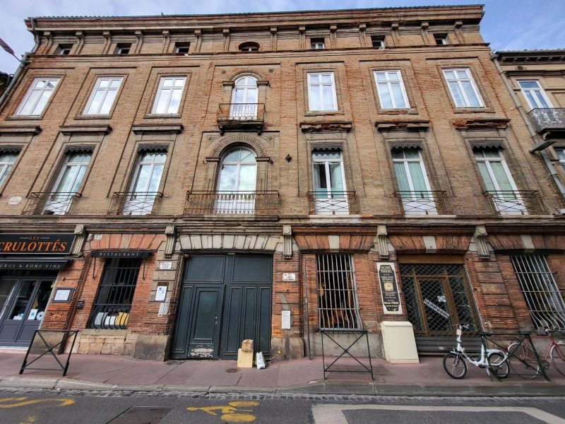Présence de sels hygroscopiques en surface de la façade d'un immeuble à Toulouse - intervention Mur-Tronic
