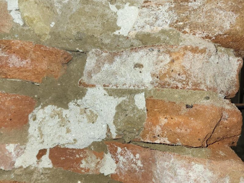 Dépôt de sels hygroscopiques sur mur intérieur de maison à Rieux-Volvestre - diagnostic humidité Mur-Tronic
