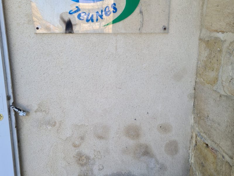 Traces d'humidité sur mur extérieur château Bassens traité par Mur-Tronic