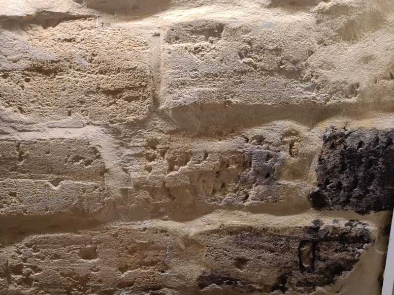 Traces d'humidité et efflorescences salines sur mur en pierre - remontées capillaires maison Bègles - Mur-Tronic